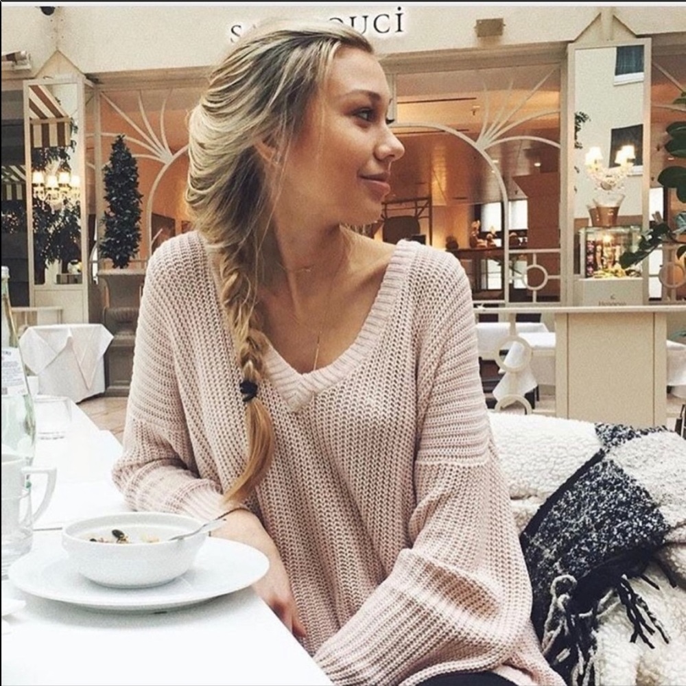 Brandy Melville Vnceck Knit Sweater in Blush Pink